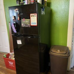 Hot point 9.7 Cube ft. fridge and freezer