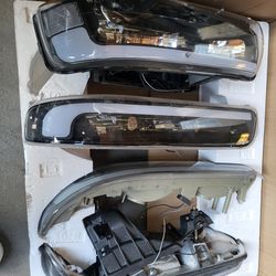 1999 to 2002 Chevrolet Silverado 1500 models and 2000-2002 Chevy Tahoe/Suburban models head lights