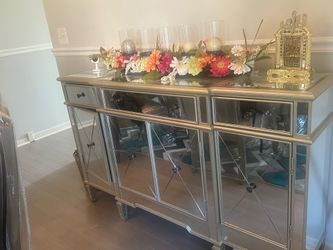Mirror buffet table