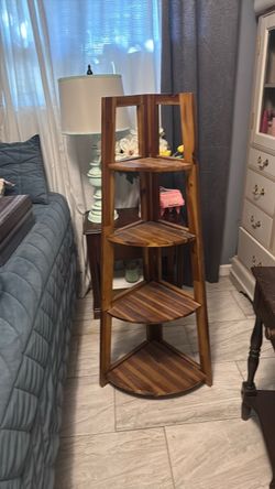Folding corner shelf