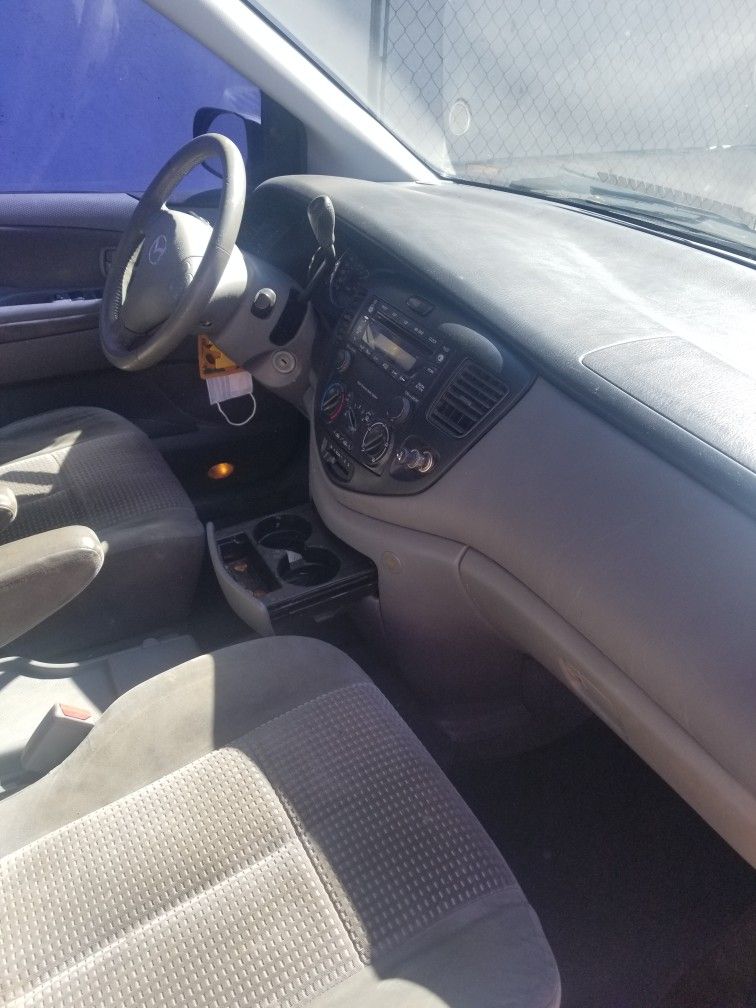 2004 Mazda MPV