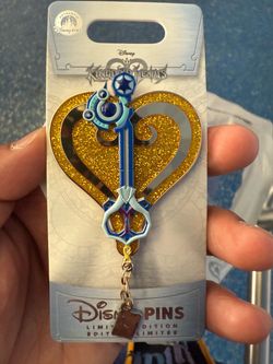 Disney Kingdom Hearts Spellbinder Keyblade Limited Edition Pin