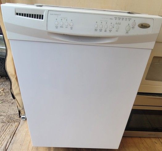 Whirlpool Front Control 24-in Built-In Dishwasher