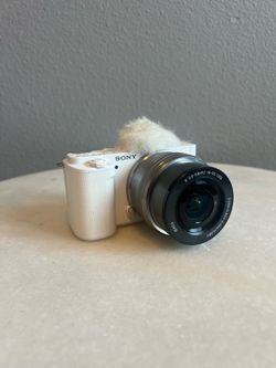 Sony ZV-E10 Mirrorless Camera with 16-50 mm OSS Lens