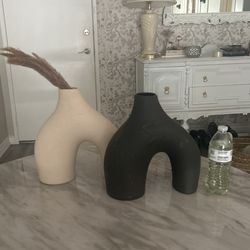 With And Black Vases decor