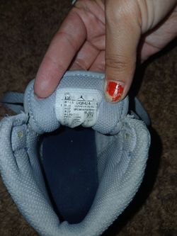 JORDAN GRIS CON AZUL, SIZE 7 DE NIÑO