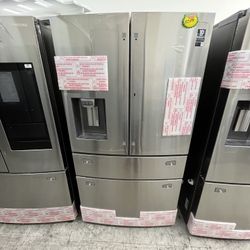 SAMSUNG NEW REFRIGERATOR WITH ICE / WATER DISPENSER AND FLEXZONE MIDDLE DRAWER CONVERTS FRIDGE TO FREEZER / SHOWCASE DOOR AND AUTO FILL WATER PITCHER 