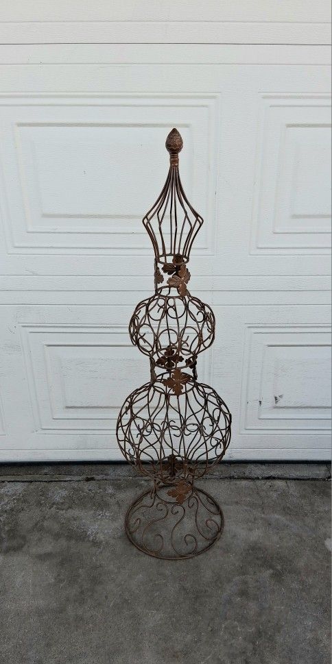 Metal Garden Topiary (38 In Tall)