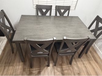 Dining Table ! Basically New