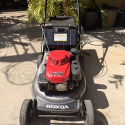 COMMERCIAL HONDA LAWNMOWER