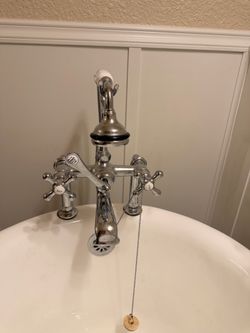 Vintage Clawfoot Bathtub with Antique-Style Faucet Set – Excellent Condition