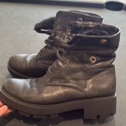 Winter boots size 9