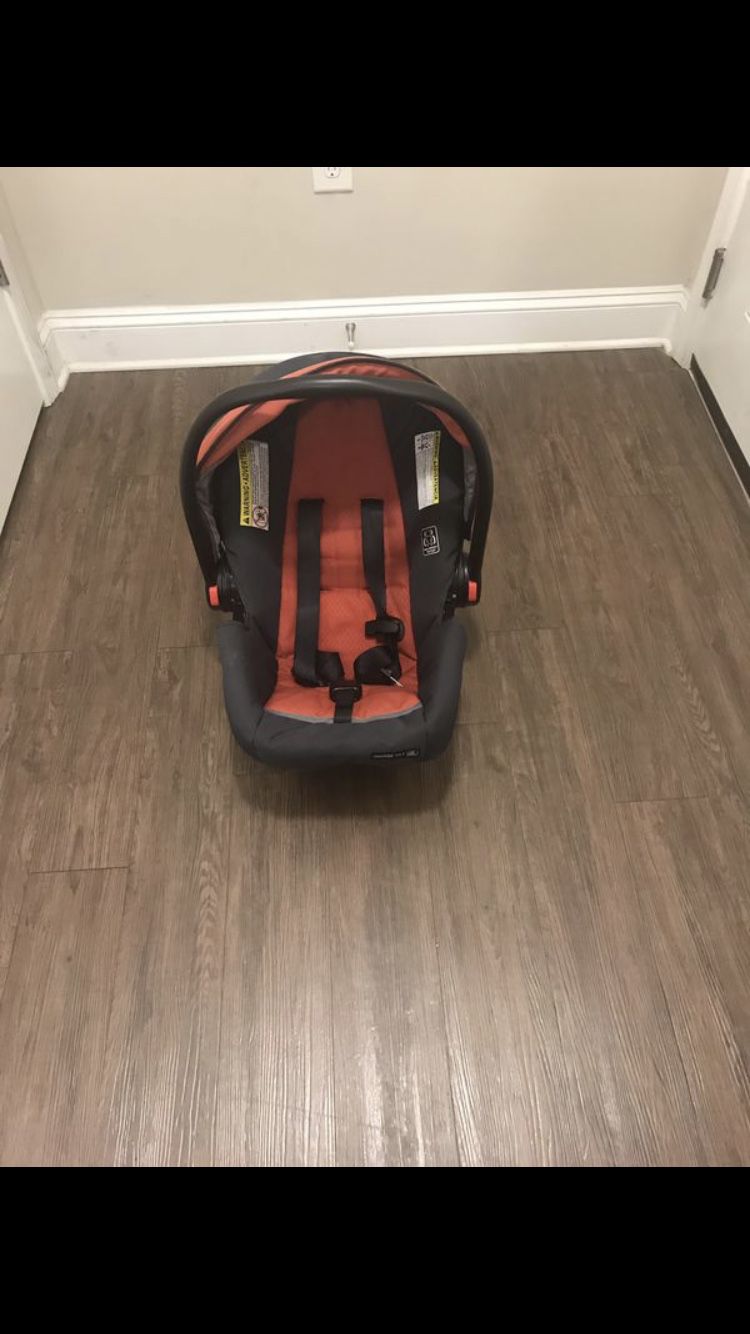 GRACO click and connect car seat with base