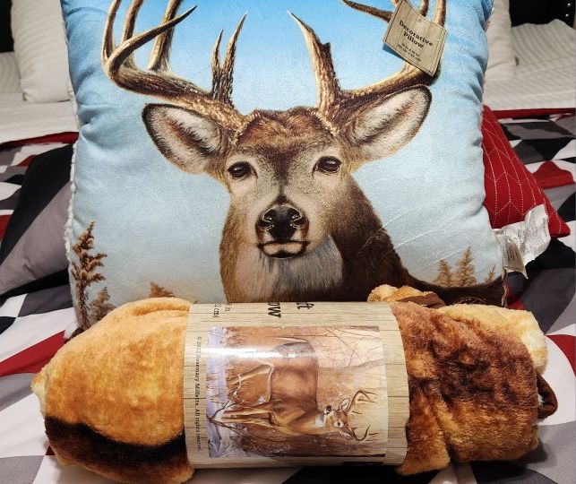 Brand New Hunter Deer Pillow & Blanket