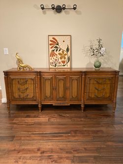 Beautiful Vintage Mid Century Nine Drawer Dresser/ Credenza/ Buffett