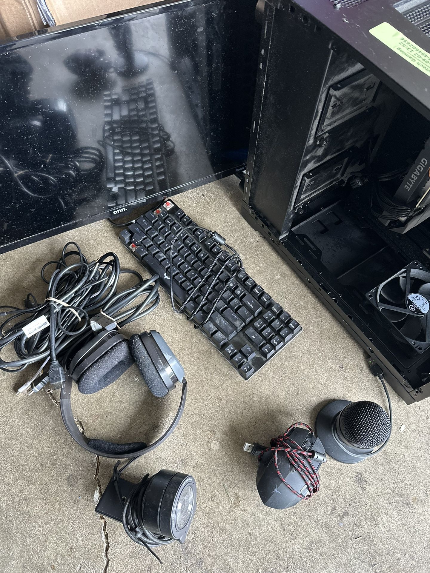 Pc, Monitor, Keyboard, Mic, Camera, Mouse.