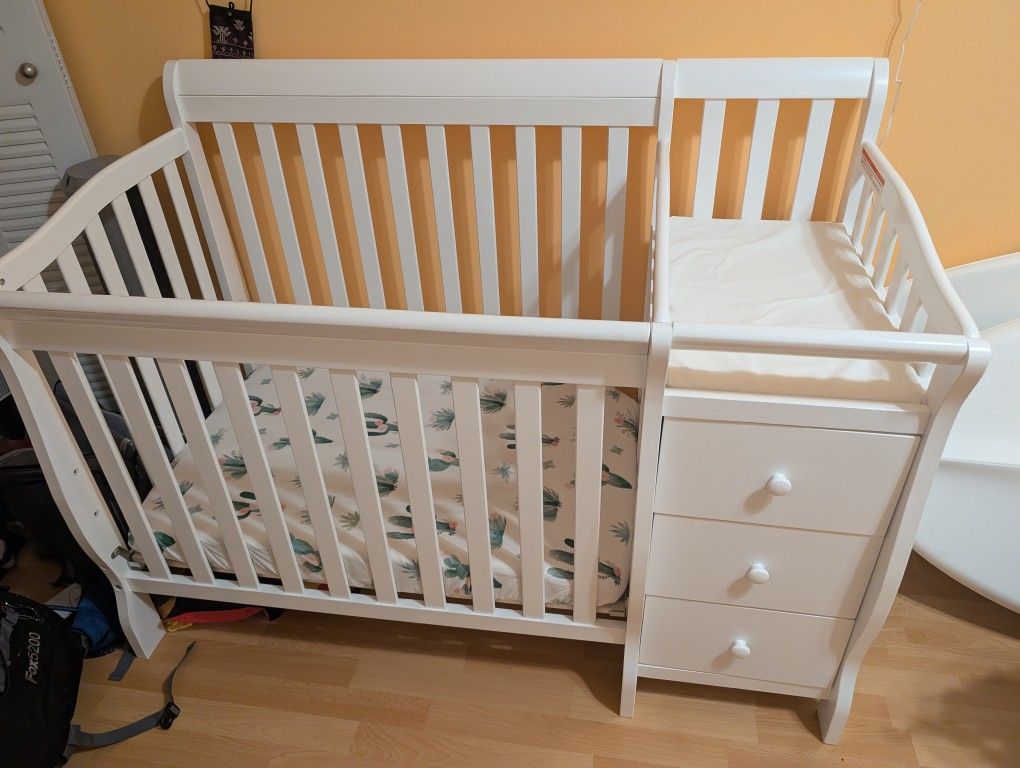 White Mini Crib With Changing Table