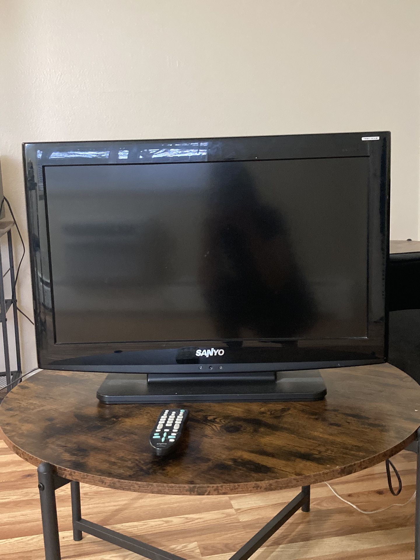 32’ Sanyo flat Screen Tv And Remote