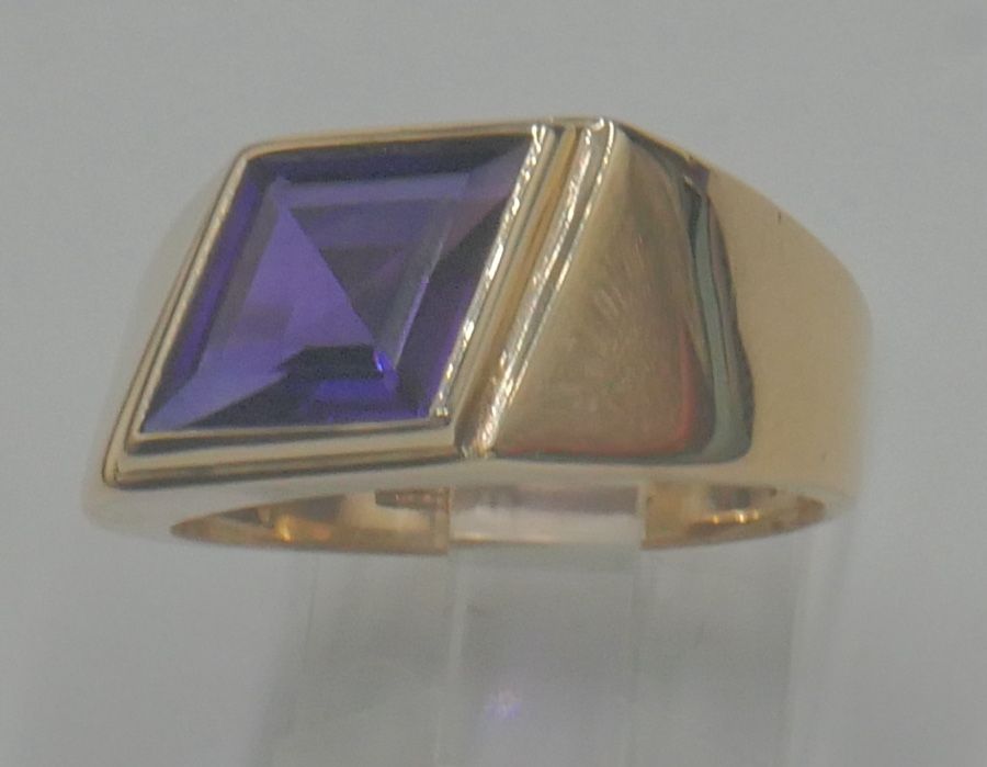 10kt yellow gold ring size 10.5 with amethyst 7.4 grams used. 886943-1.