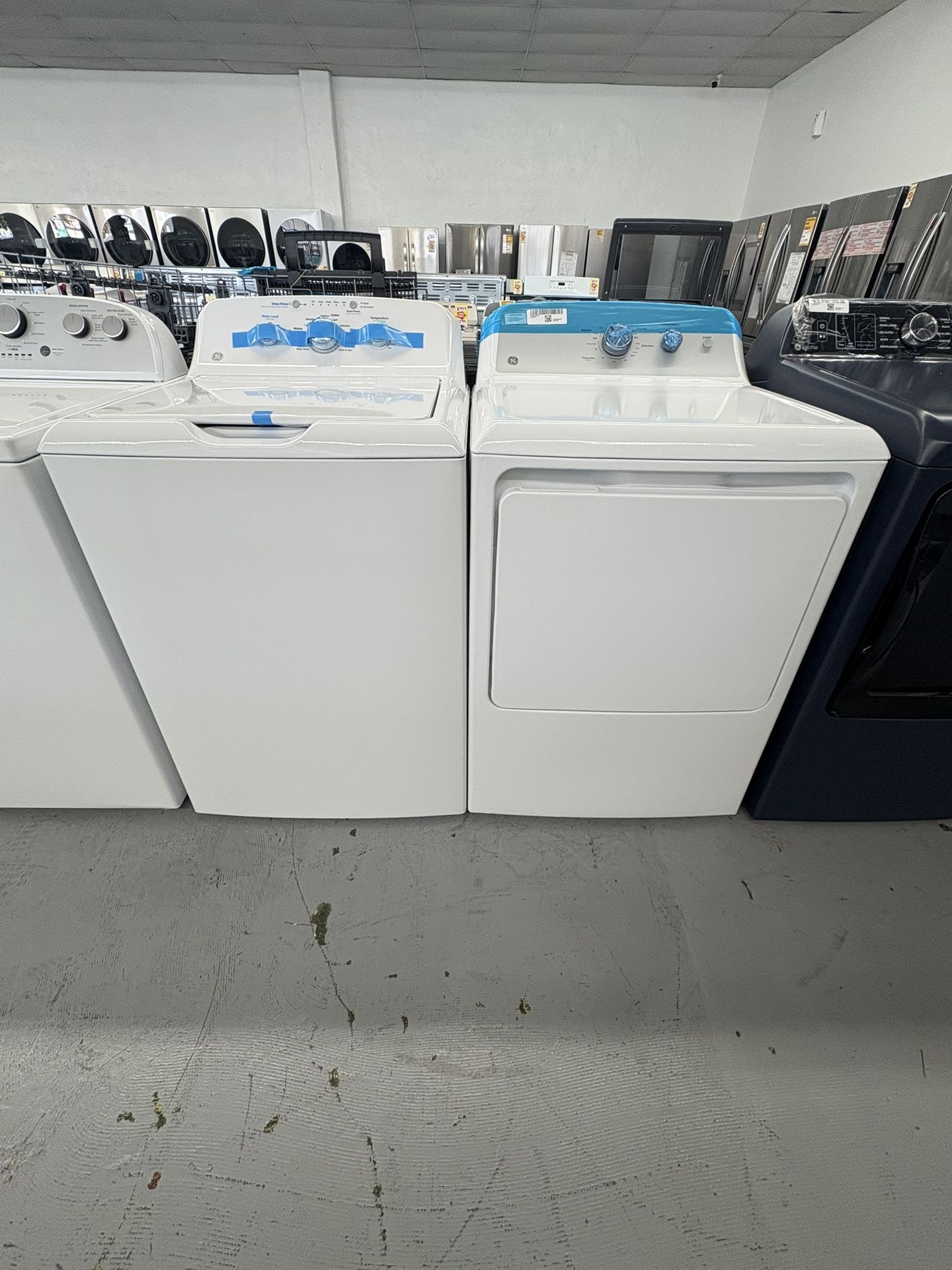 GE Set 4.0 cu. ft. Top Load Washer in with Stainless Steel Basket and Water Level Control 6.2 cu. ft. Gas Dryer in White