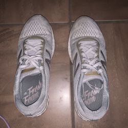 Women Size 7.5 New Balance Fresh Foam Arishi running shoe grey and silver