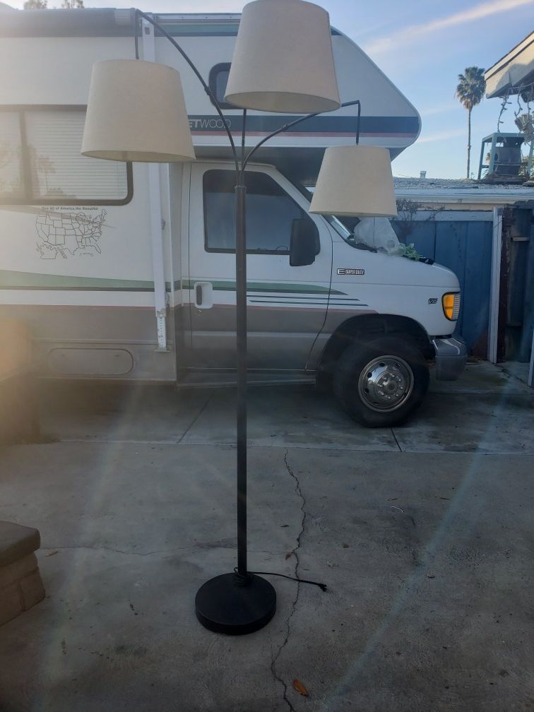 Tree floor lamp in good condition