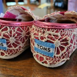 Kids TOMS Classic Shoe - Pink Glitters
Tiny Classics - Size 4