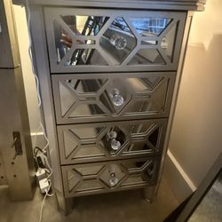 4-drawer Mirrored And Gold Nightstand 