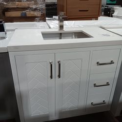 36in Hardwood Bathroom Vanity With Quartz Top 