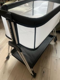 Baby Bassinet (like new)