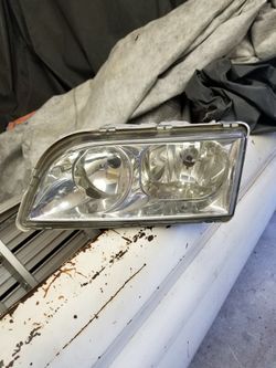 Volvo V40 Headlight