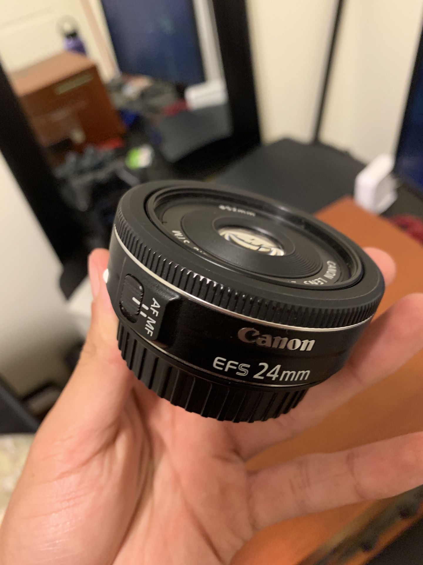 24 mm Canon EFS f 2.4