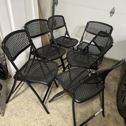 6 HDX Resin Folding Chairs In Excellent Condition 