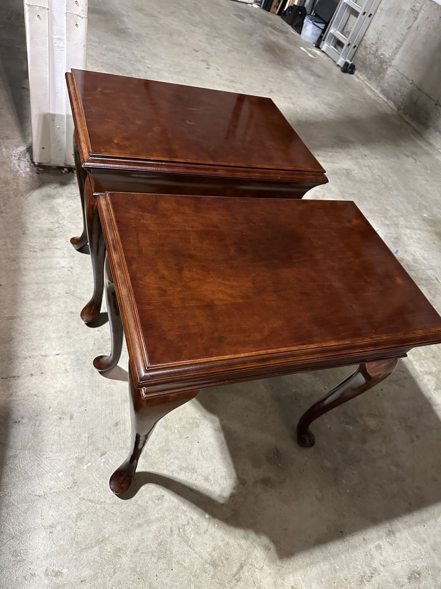 A set of two beautiful End tables,