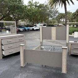 Beautiful Bedroom Set Queen Size Solid Wood Light Brown And Gold Color In Excellent Condition