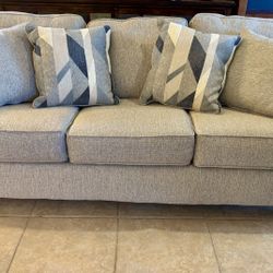 Like New Rooms To Go Sofa