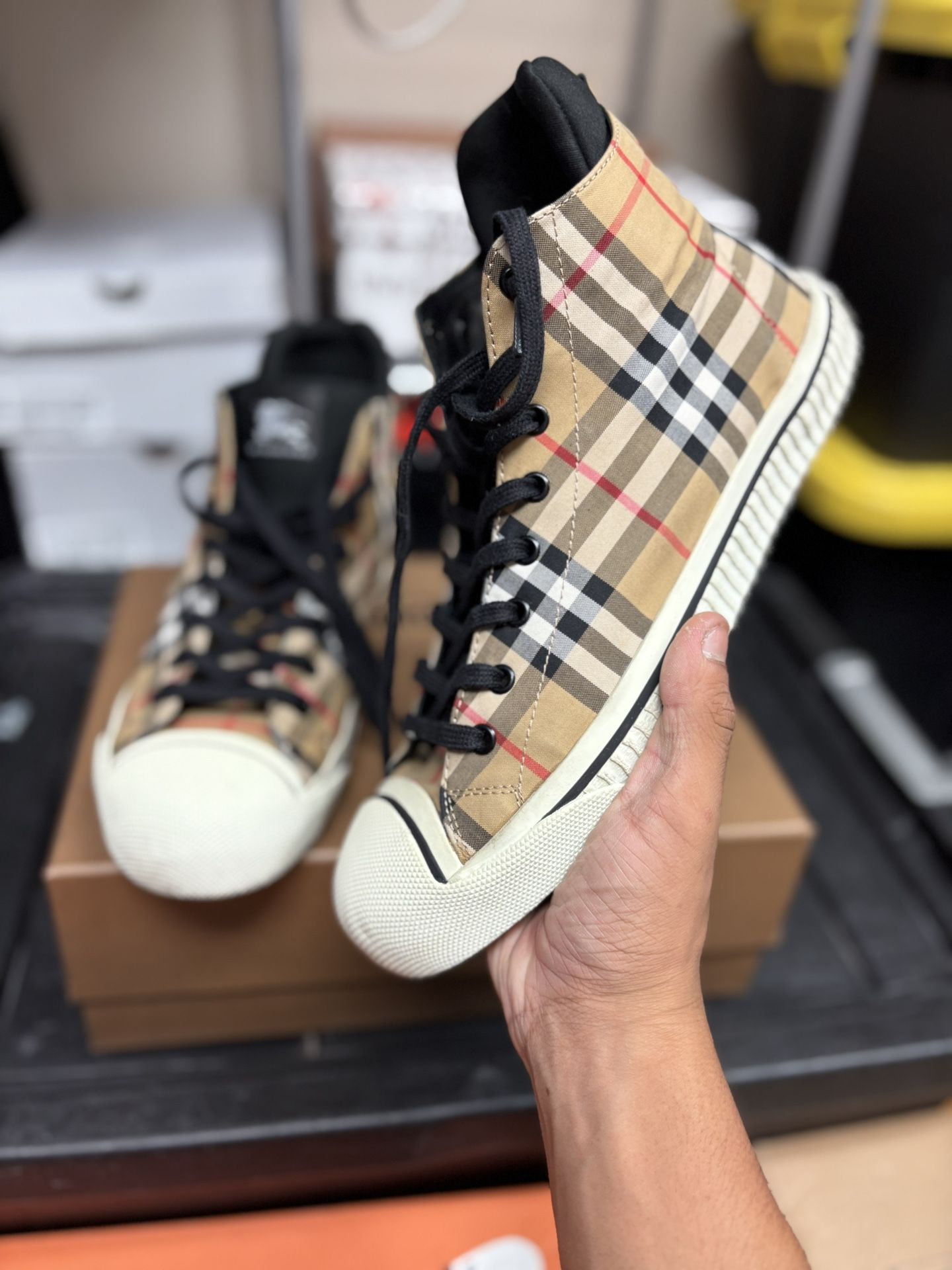 Burberrys Converse Style