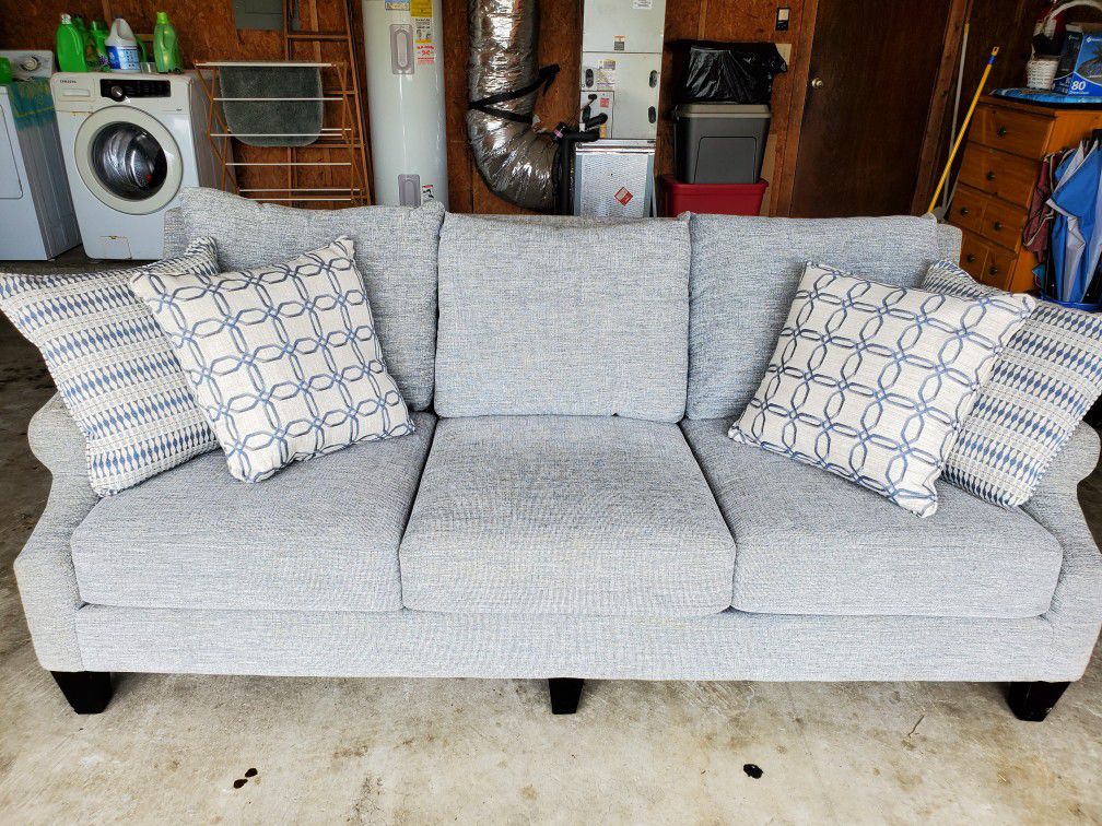 Like New Havertys Sofa With Extra Cushion Cover