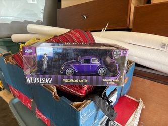 JADA TOYS "WEDNESDAY" VOLKSWAGEN BEETLE 1/24 SCALE W/ WEDNESDAY & THING FIGURES!