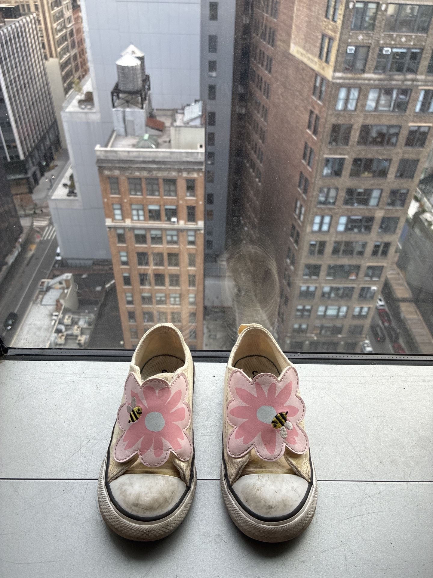 Converse Kids Toddler Size 8 Flower Bee Shoes sneakers