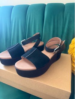 Worn once uggs women’s sandals size 7