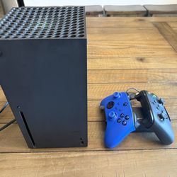 Xbox Series X 1TB W/ Controller Charging Station + Extra Controller
