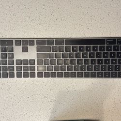 Wireless Apple keyboard with Numeric keypad (black)