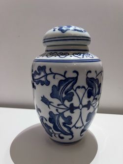 Beautiful Vintage Ginger Jar Blue and White Floral Decoration