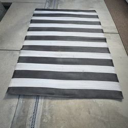 Outdoor Black & White Rug For Patio/Pool