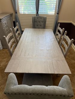 Dining room table, 6 chairs and matching hutch