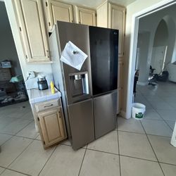 Brand New LG KNOCK FRIDGE NO ISSUES ONLY 600$ Today First Come First Serve 