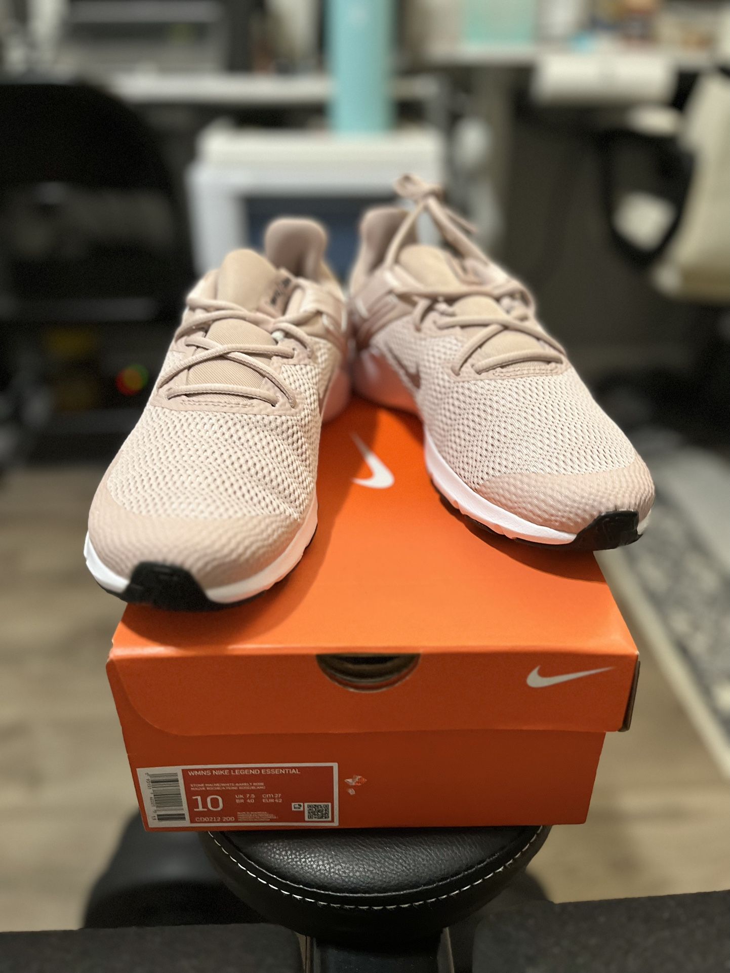 WMNS Nike Legend Essential US W10