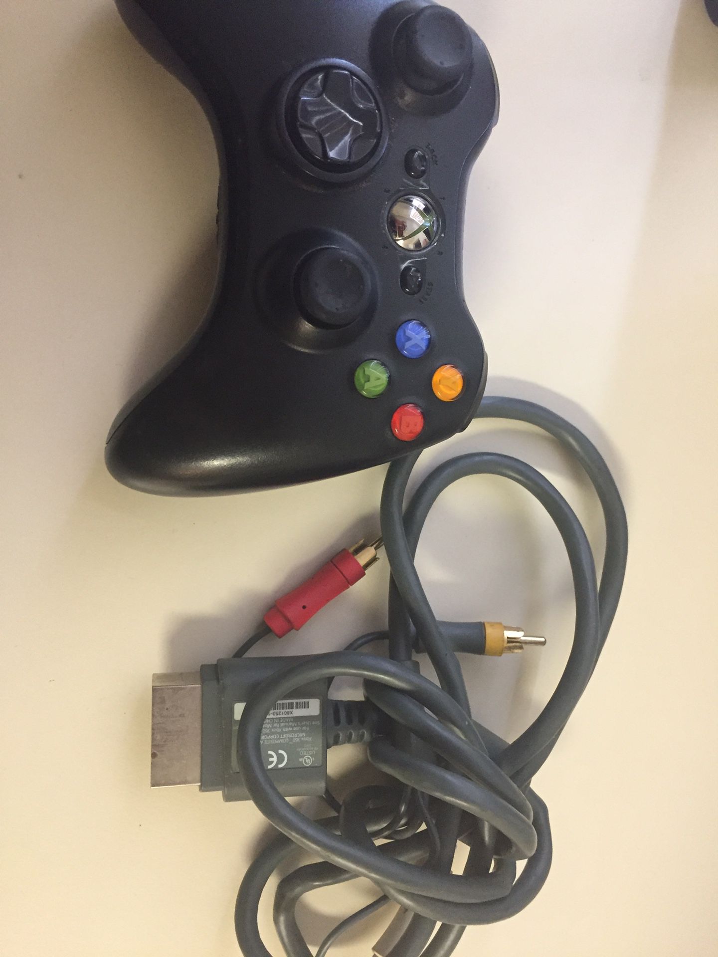 XBOX 360 CONTROLLER ThaPLEASE READ CONTROLLER NEEDS A BATTERY PACK AND COMES WITH CORD both for $10