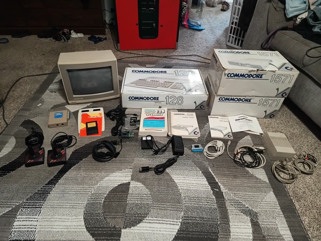 64 128 Complete Commodore Retro Personal Computer C64 C128 With Extras
